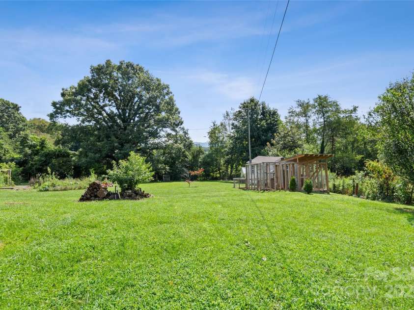 28 Edith Lane, Black Mountain, NC 28711.  MLS# CAR4279107, YatesRealty ID 33872. 