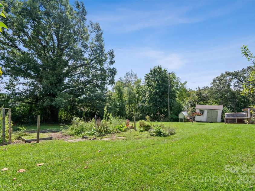 28 Edith Lane, Black Mountain, NC 28711.  MLS# CAR4279107, YatesRealty ID 33872. 