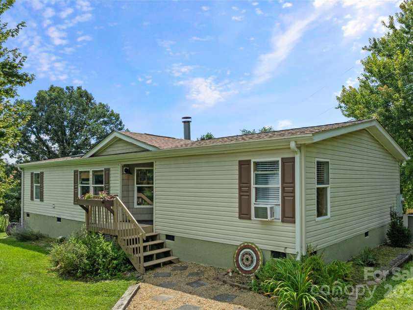 28 Edith Lane, Black Mountain, NC 28711.  MLS# CAR4279107, YatesRealty ID 33872. 