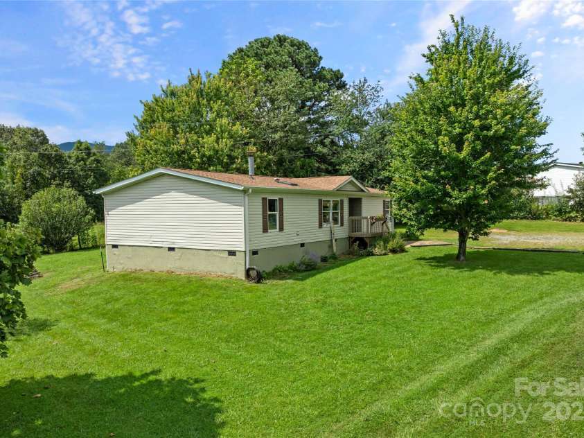 28 Edith Lane, Black Mountain, NC 28711.  MLS# CAR4279107, YatesRealty ID 33872. 