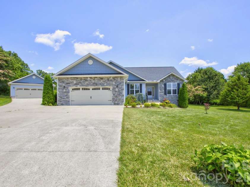 122 Cheraw Lane, Flat Rock, NC 28731.  MLS# CAR4395581, YatesRealty ID 33875. Front