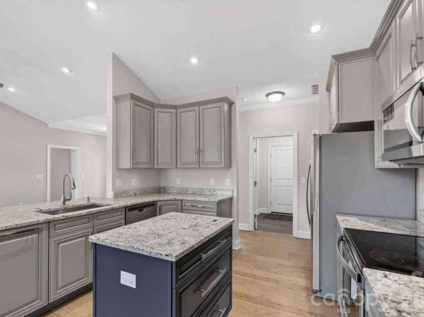 122 Cheraw Lane, Flat Rock, NC 28731.  MLS# CAR4395581, YatesRealty ID 33875. Kitchen