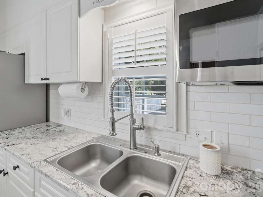 500 Main Avenue, Newton, NC 28658.  MLS# CAR4382838, YatesRealty ID 33877. 