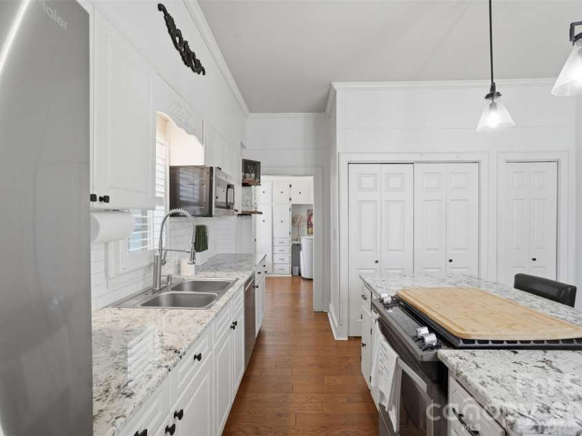 500 Main Avenue, Newton, NC 28658.  MLS# CAR4382838, YatesRealty ID 33877. 