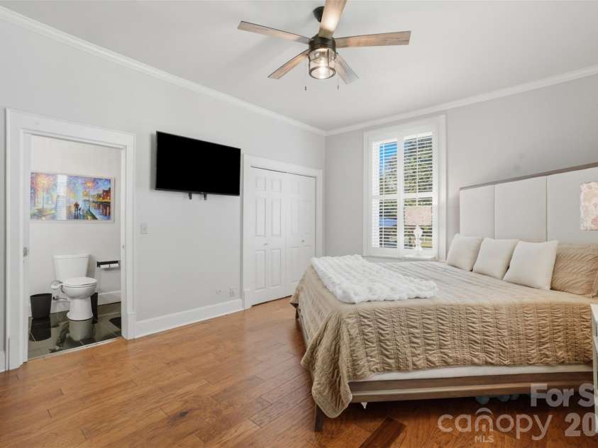 500 Main Avenue, Newton, NC 28658.  MLS# CAR4382838, YatesRealty ID 33877. 