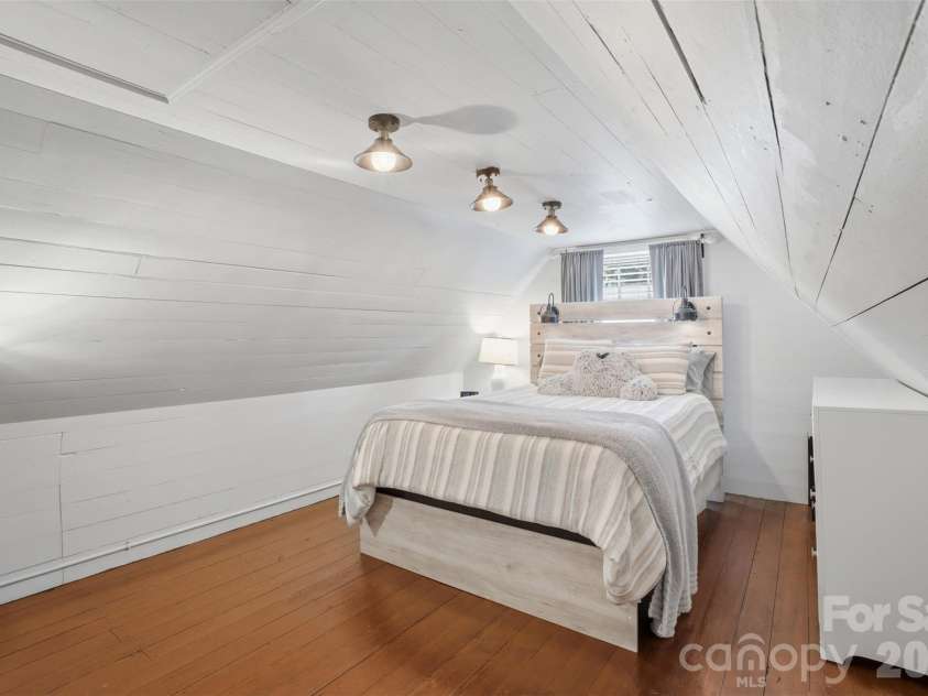 500 Main Avenue, Newton, NC 28658.  MLS# CAR4382838, YatesRealty ID 33877. 
