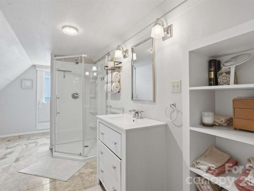 500 Main Avenue, Newton, NC 28658.  MLS# CAR4382838, YatesRealty ID 33877. 