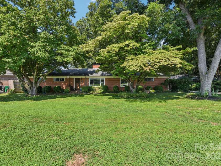 1429 Bevis Drive, Charlotte, NC 28209.  MLS# CAR4291349, YatesRealty ID 33879. 