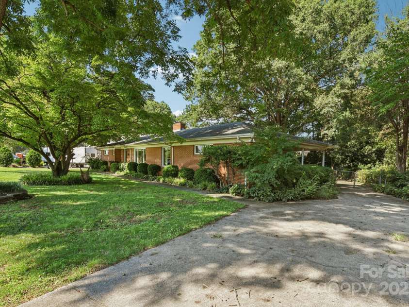 1429 Bevis Drive, Charlotte, NC 28209.  MLS# CAR4291349, YatesRealty ID 33879. 