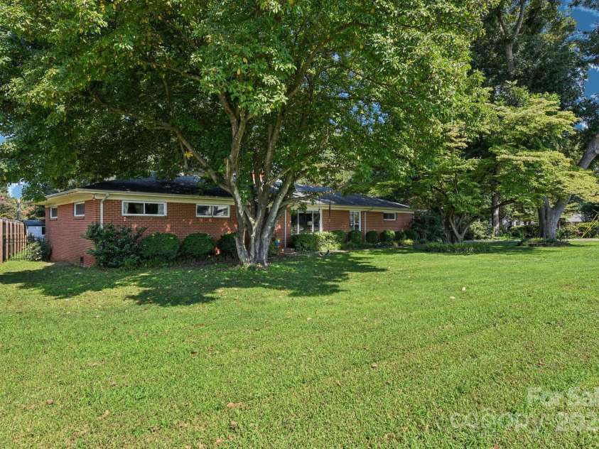 1429 Bevis Drive, Charlotte, NC 28209.  MLS# CAR4291349, YatesRealty ID 33879. 