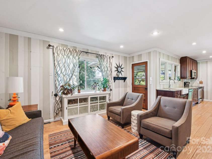 1429 Bevis Drive, Charlotte, NC 28209.  MLS# CAR4291349, YatesRealty ID 33879. 