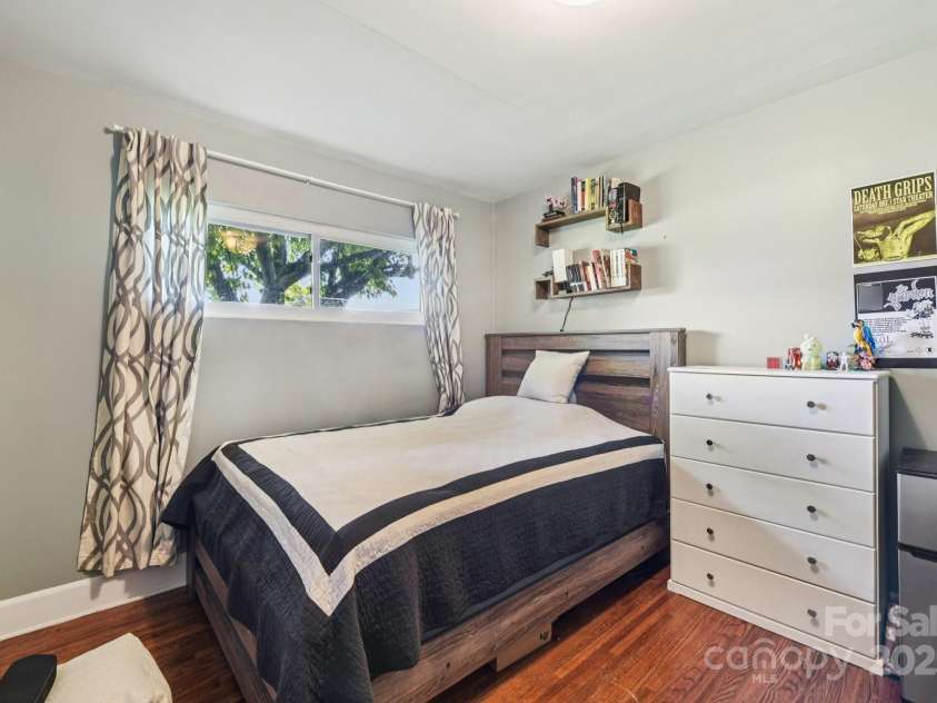 1429 Bevis Drive, Charlotte, NC 28209.  MLS# CAR4291349, YatesRealty ID 33879. 