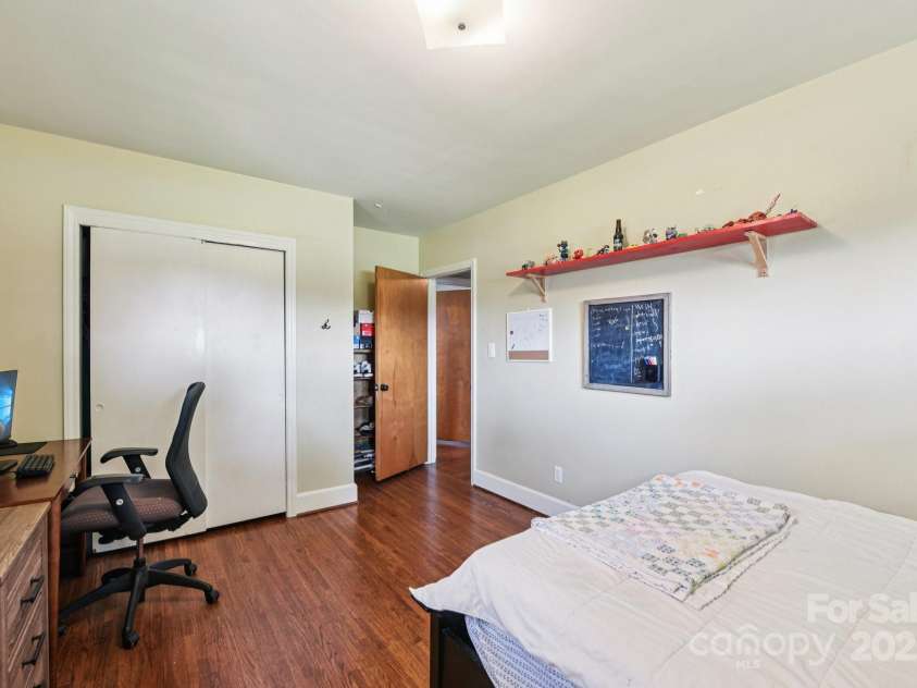 1429 Bevis Drive, Charlotte, NC 28209.  MLS# CAR4291349, YatesRealty ID 33879. 