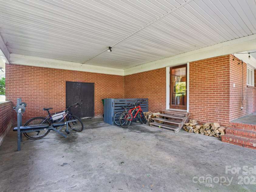 1429 Bevis Drive, Charlotte, NC 28209.  MLS# CAR4291349, YatesRealty ID 33879. 