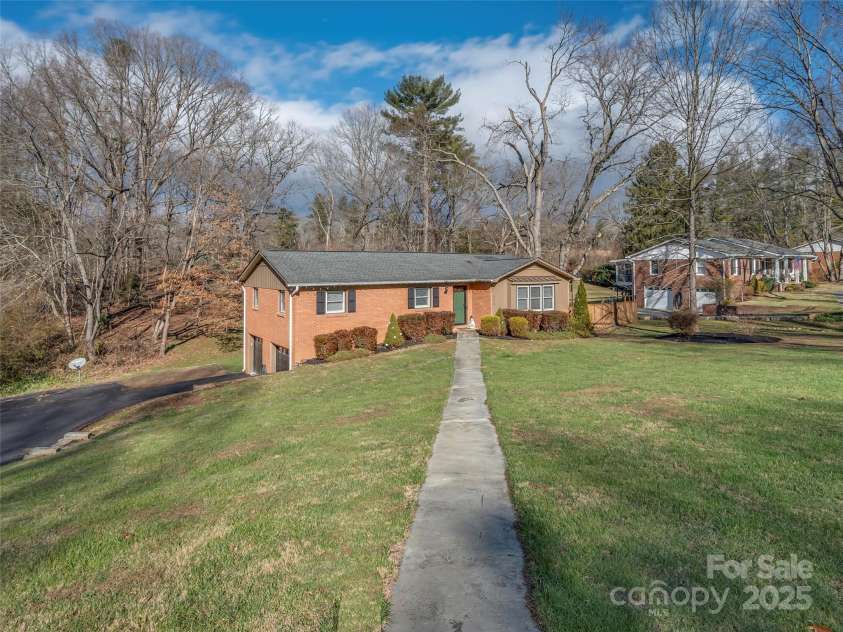 2113 Glenheath Drive, Hendersonville, NC 28791.  MLS# CAR4210356, YatesRealty ID 3388. 