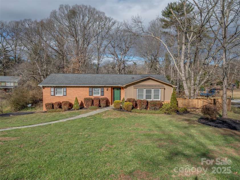 2113 Glenheath Drive, Hendersonville, NC 28791.  MLS# CAR4210356, YatesRealty ID 3388. 