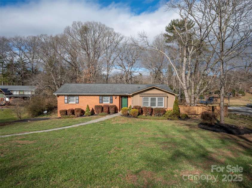 2113 Glenheath Drive, Hendersonville, NC 28791.  MLS# CAR4210356, YatesRealty ID 3388. 