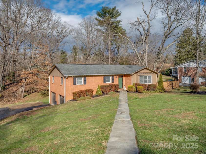 2113 Glenheath Drive, Hendersonville, NC 28791.  MLS# CAR4210356, YatesRealty ID 3388. 
