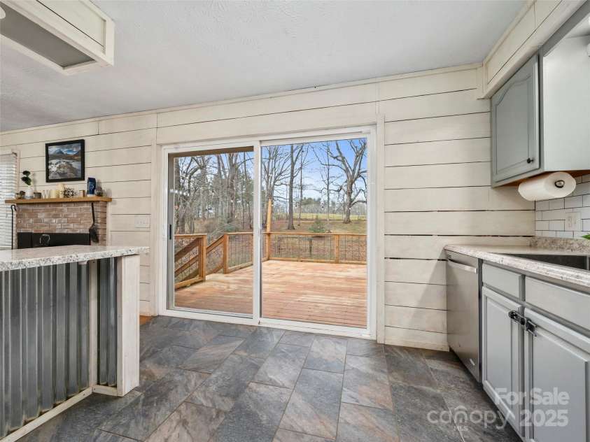 2113 Glenheath Drive, Hendersonville, NC 28791.  MLS# CAR4210356, YatesRealty ID 3388. 