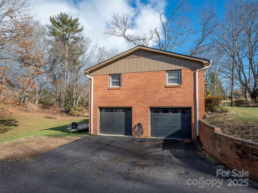 2113 Glenheath Drive, Hendersonville, NC 28791.  MLS# CAR4210356, YatesRealty ID 3388. 