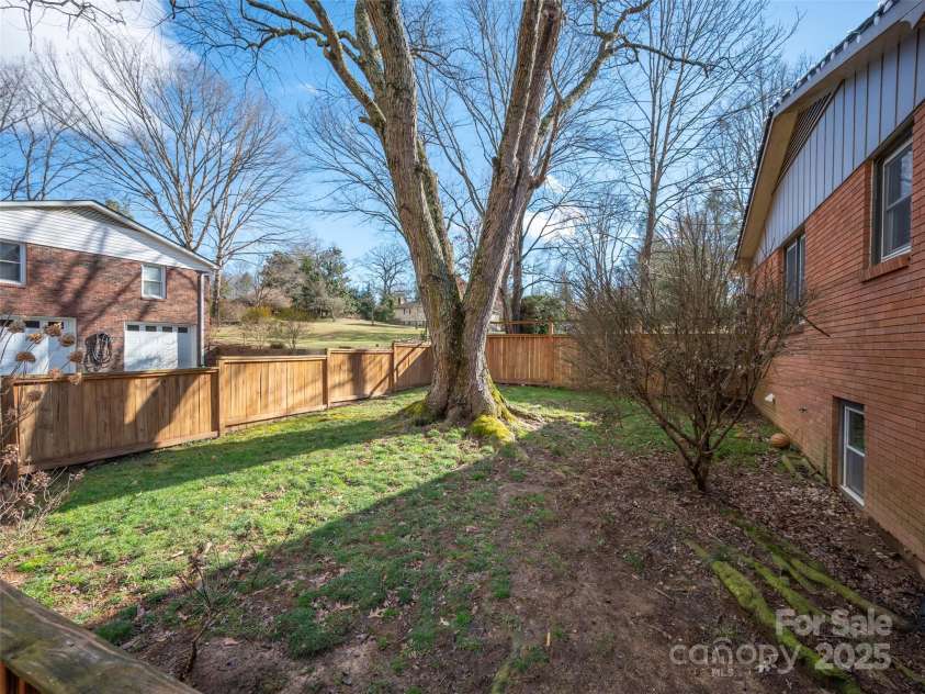 2113 Glenheath Drive, Hendersonville, NC 28791.  MLS# CAR4210356, YatesRealty ID 3388. 