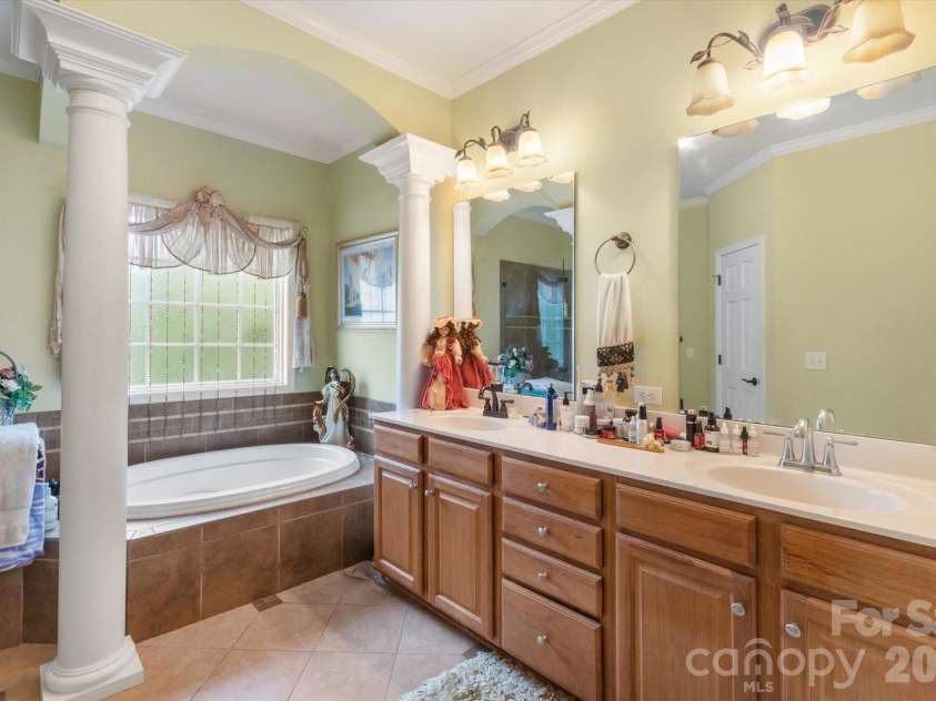 115 Barton Road, Brevard, NC 28712.  MLS# CAR4392089, YatesRealty ID 33880. Primary Bath