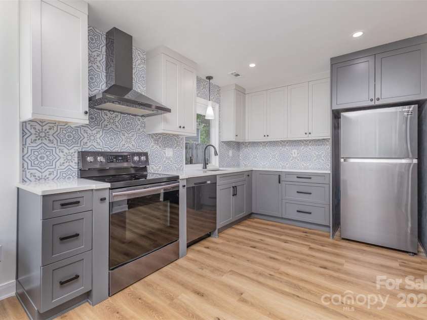 7308 Barn Stone Drive, Charlotte, NC 28227.  MLS# CAR4278388, YatesRealty ID 33885. Stainless steel appliances to convey