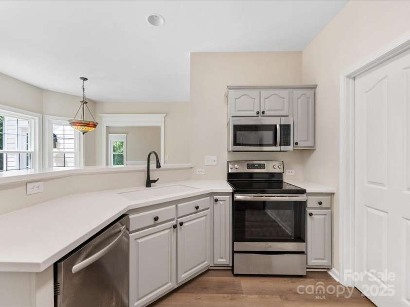 12316 Heritage Hills Lane, Charlotte, NC 28269.  MLS# CAR4285911, YatesRealty ID 33886. 