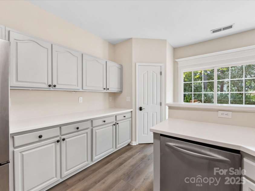 12316 Heritage Hills Lane, Charlotte, NC 28269.  MLS# CAR4285911, YatesRealty ID 33886. 