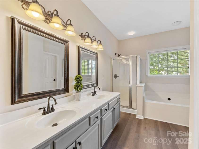 12316 Heritage Hills Lane, Charlotte, NC 28269.  MLS# CAR4285911, YatesRealty ID 33886. 