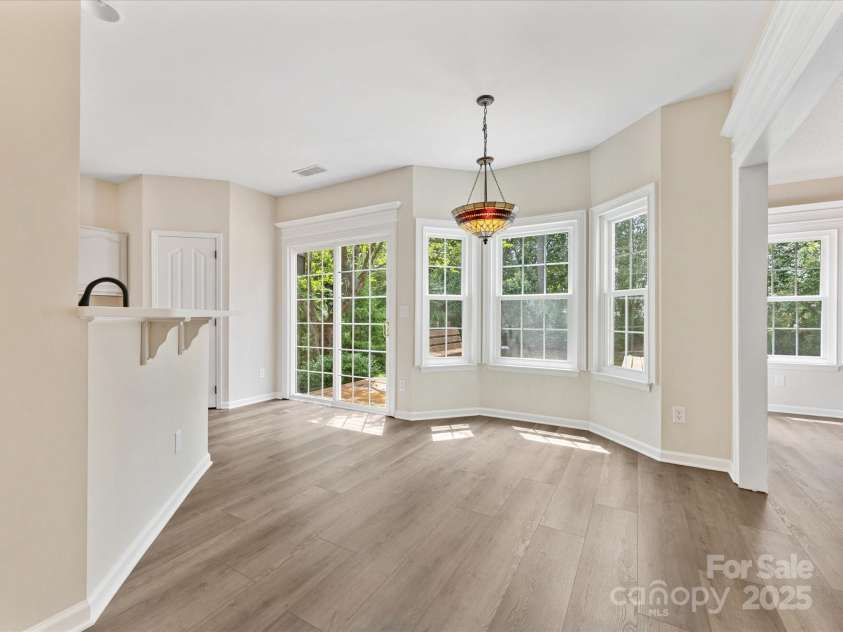 12316 Heritage Hills Lane, Charlotte, NC 28269.  MLS# CAR4285911, YatesRealty ID 33886. Bright breakfast area