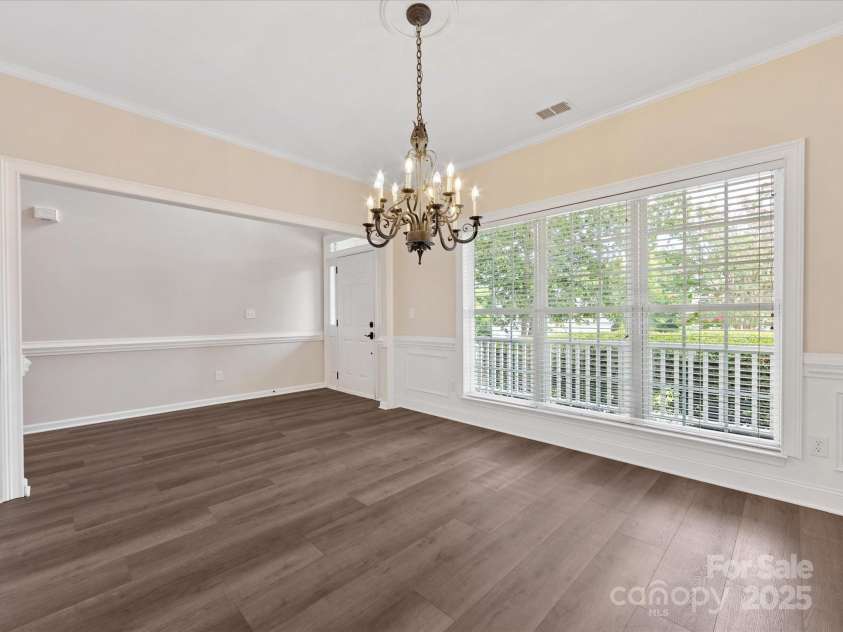 12316 Heritage Hills Lane, Charlotte, NC 28269.  MLS# CAR4285911, YatesRealty ID 33886. Dining room