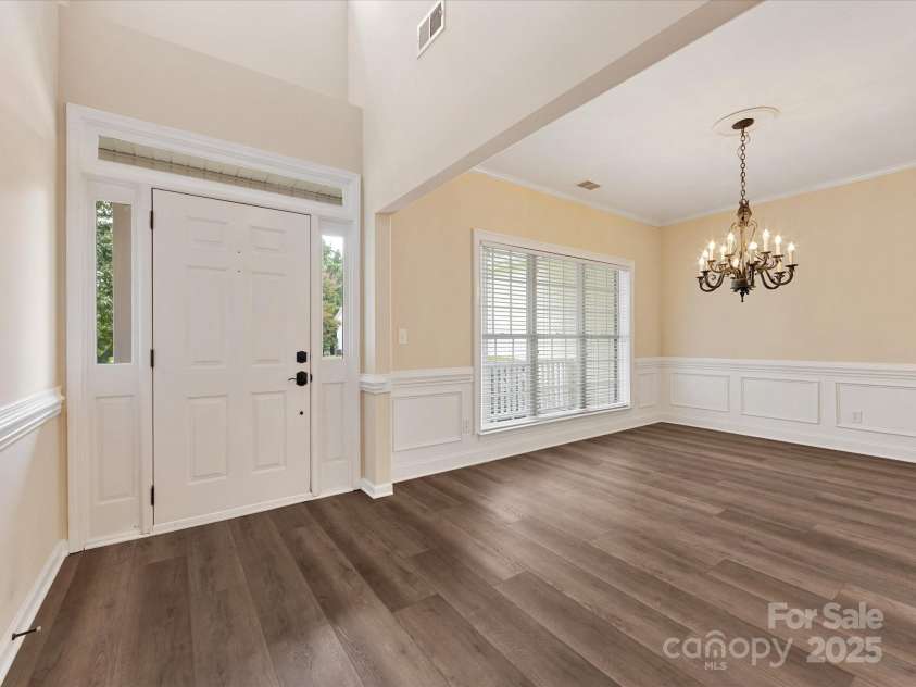 12316 Heritage Hills Lane, Charlotte, NC 28269.  MLS# CAR4285911, YatesRealty ID 33886. Entryway off dining room