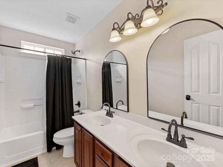 12316 Heritage Hills Lane, Charlotte, NC 28269.  MLS# CAR4285911, YatesRealty ID 33886. Full bath upstairs