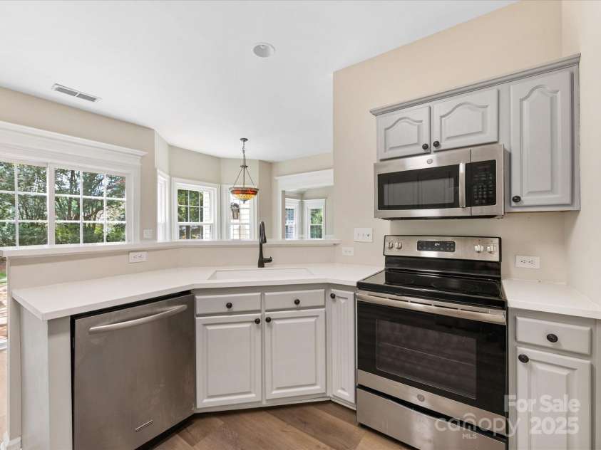 12316 Heritage Hills Lane, Charlotte, NC 28269.  MLS# CAR4285911, YatesRealty ID 33886. Kitchen