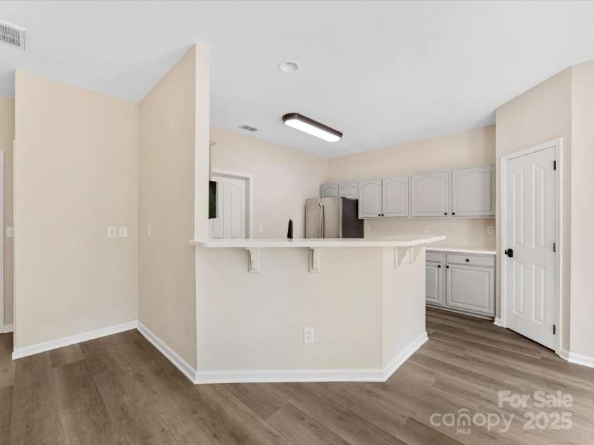 12316 Heritage Hills Lane, Charlotte, NC 28269.  MLS# CAR4285911, YatesRealty ID 33886. Large eat-in kitchen with bar seating