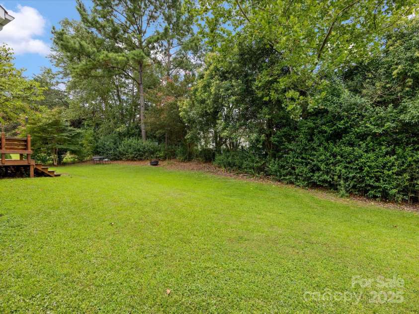 12316 Heritage Hills Lane, Charlotte, NC 28269.  MLS# CAR4285911, YatesRealty ID 33886. Large private back yard