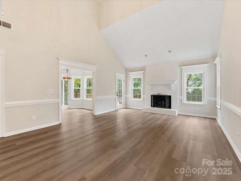 12316 Heritage Hills Lane, Charlotte, NC 28269.  MLS# CAR4285911, YatesRealty ID 33886. Large vaulted family room