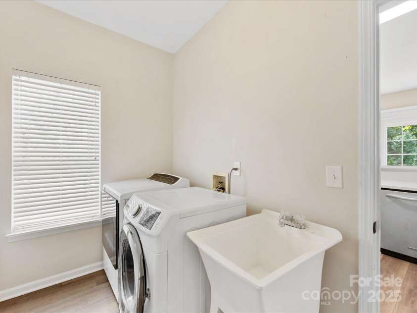 12316 Heritage Hills Lane, Charlotte, NC 28269.  MLS# CAR4285911, YatesRealty ID 33886. Laundry room with garage access