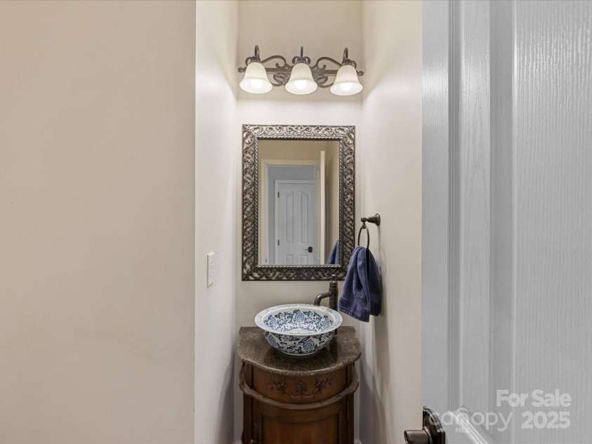 12316 Heritage Hills Lane, Charlotte, NC 28269.  MLS# CAR4285911, YatesRealty ID 33886. Powder room between dining room and kitchen
