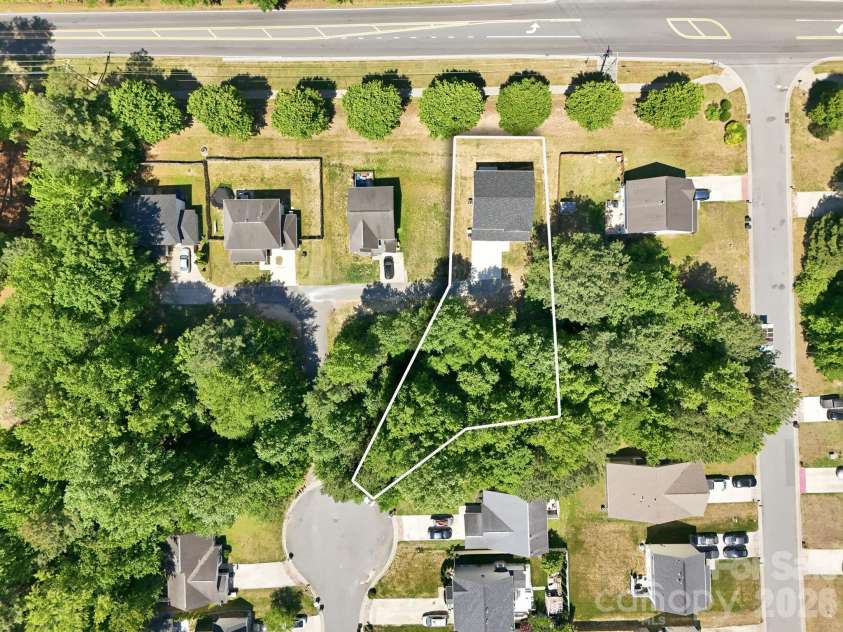 1699 Mission Oaks Street, Kannapolis, NC 28083.  MLS# CAR4385289, YatesRealty ID 33886. Aerial of the Home with a rough sketch of the property lines