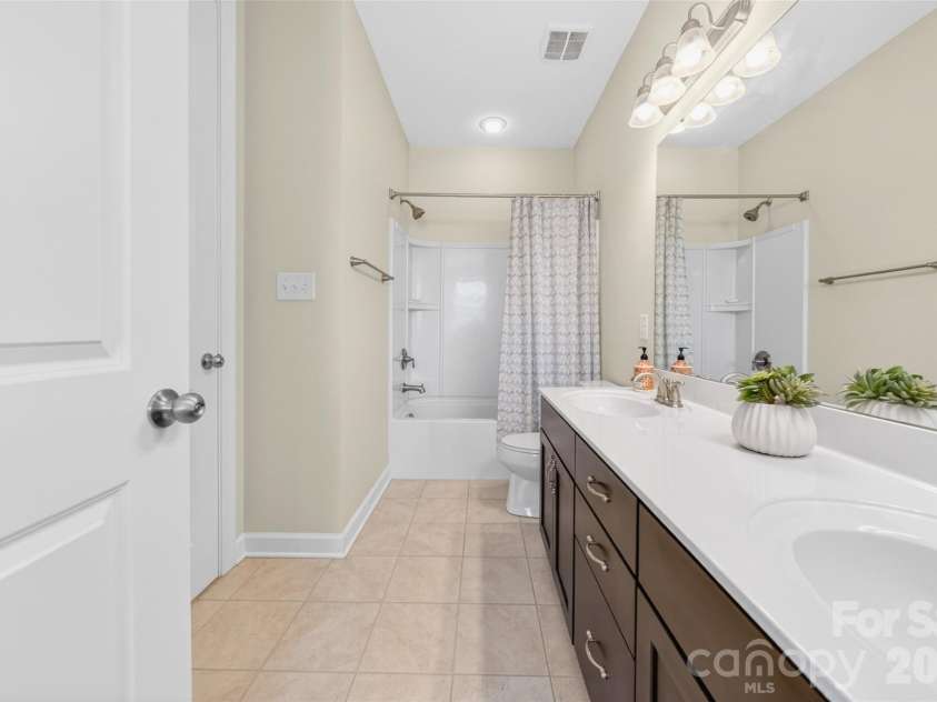 103 Cranbrook Lane, Mooresville, NC 28117.  MLS# CAR4392478, YatesRealty ID 33887. Full bath featuring an extended double vanity and tub/shower combination with dual access.