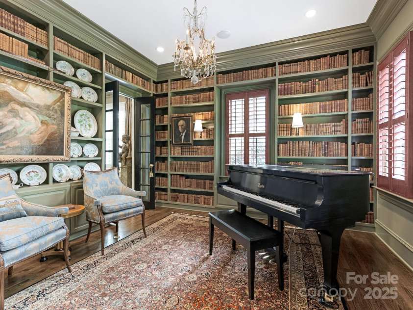 2044 Queens Road, Charlotte, NC 28207.  MLS# CAR4294070, YatesRealty ID 33887. 