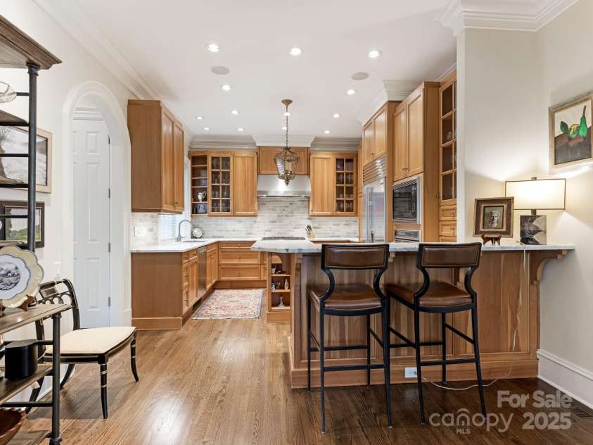 2044 Queens Road, Charlotte, NC 28207.  MLS# CAR4294070, YatesRealty ID 33887. 