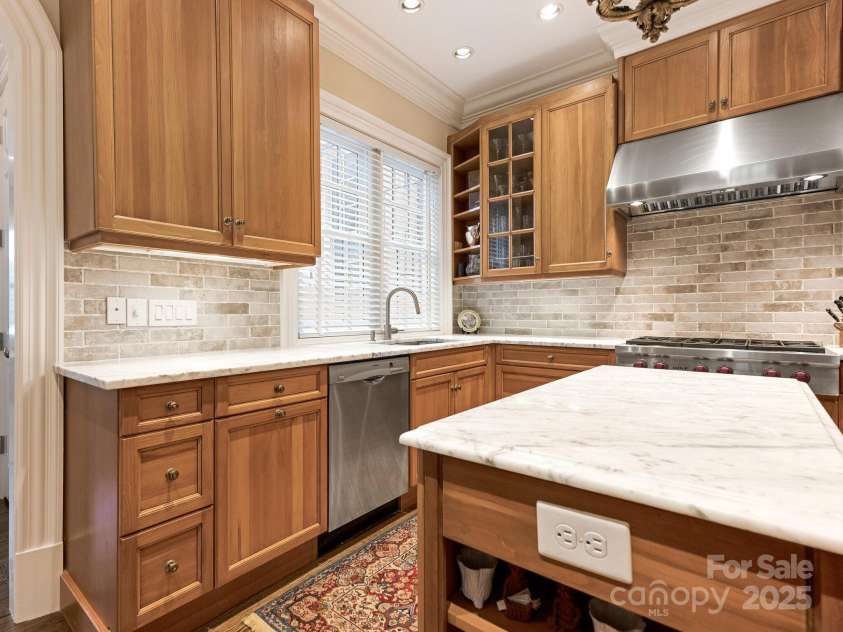 2044 Queens Road, Charlotte, NC 28207.  MLS# CAR4294070, YatesRealty ID 33887. 