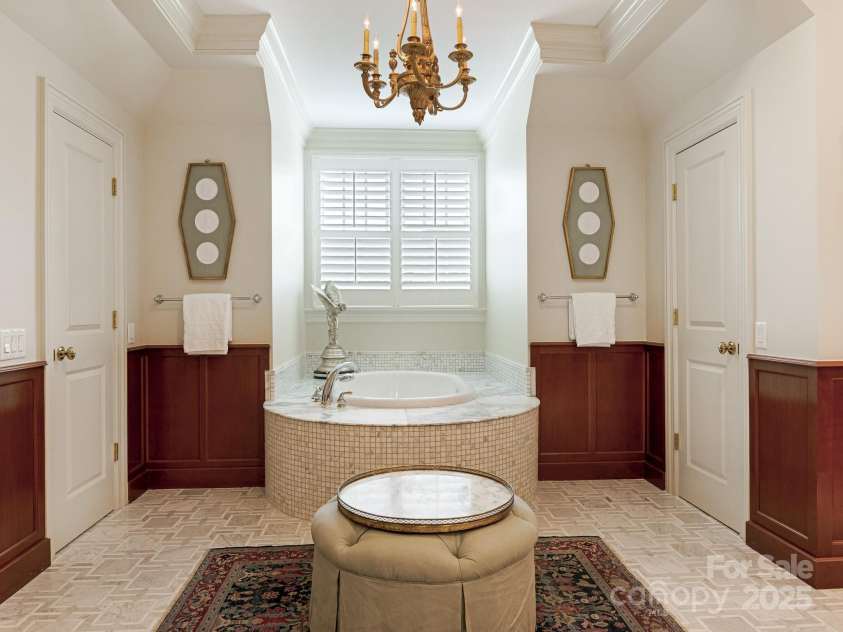 2044 Queens Road, Charlotte, NC 28207.  MLS# CAR4294070, YatesRealty ID 33887. 