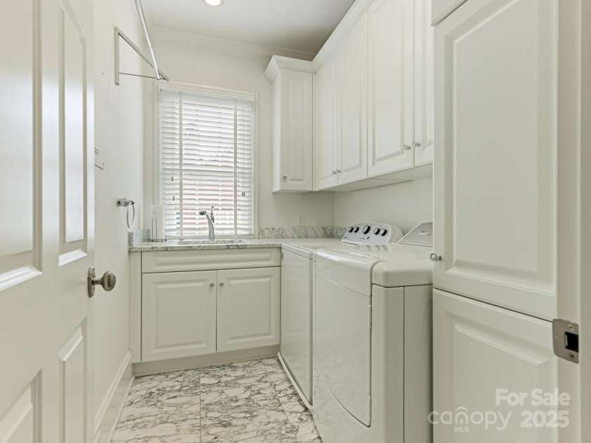 2044 Queens Road, Charlotte, NC 28207.  MLS# CAR4294070, YatesRealty ID 33887. 