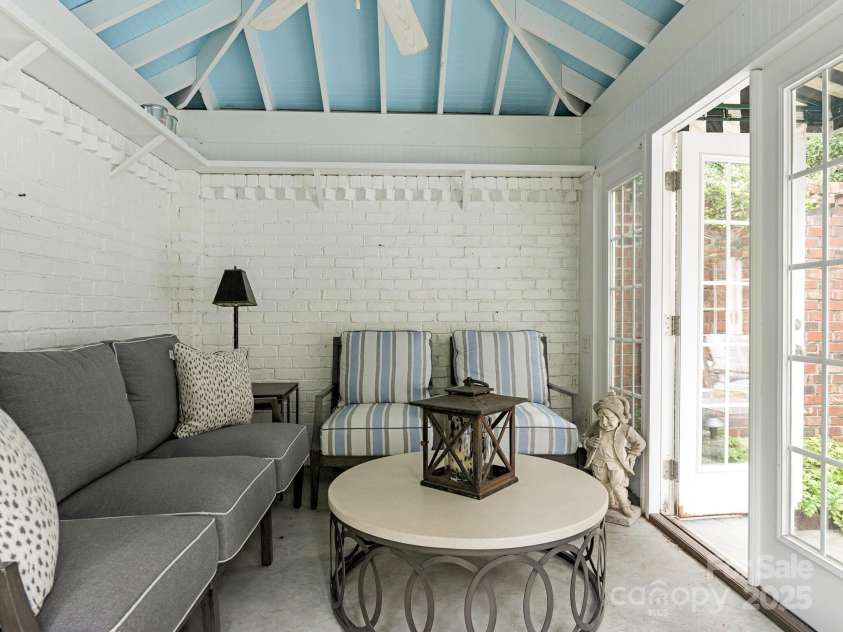 2044 Queens Road, Charlotte, NC 28207.  MLS# CAR4294070, YatesRealty ID 33887. 