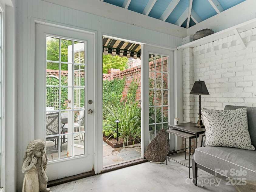 2044 Queens Road, Charlotte, NC 28207.  MLS# CAR4294070, YatesRealty ID 33887. 