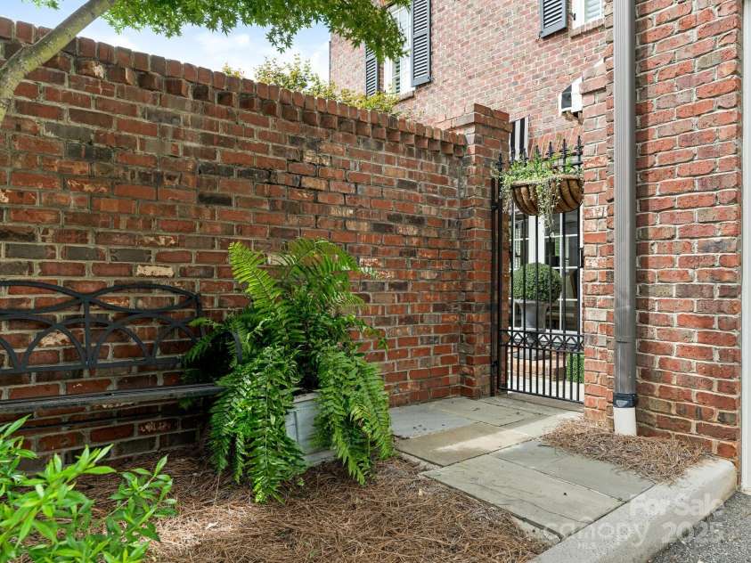 2044 Queens Road, Charlotte, NC 28207.  MLS# CAR4294070, YatesRealty ID 33887. 